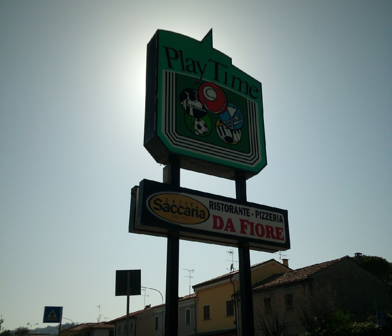 Cartellone posto all'entrata della struttura del Play Time a Fano