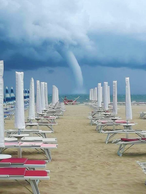 Una grande tromba d'aria si è abbattuta sul lungomare romagnolo, a Cattolica nel giugno 2018