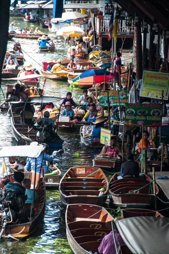 Mercato galleggiante di Amphawa in Thailandia