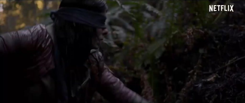 Bird Box, Malorie nel bosco con gli occhi coperti da una benda