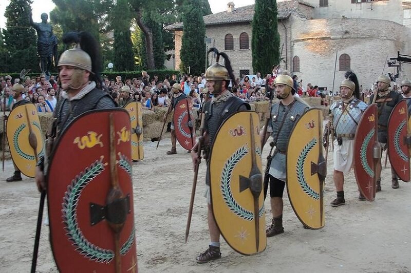Sfilata dei fanesi vestiti da romani alla Fano dei Cesari