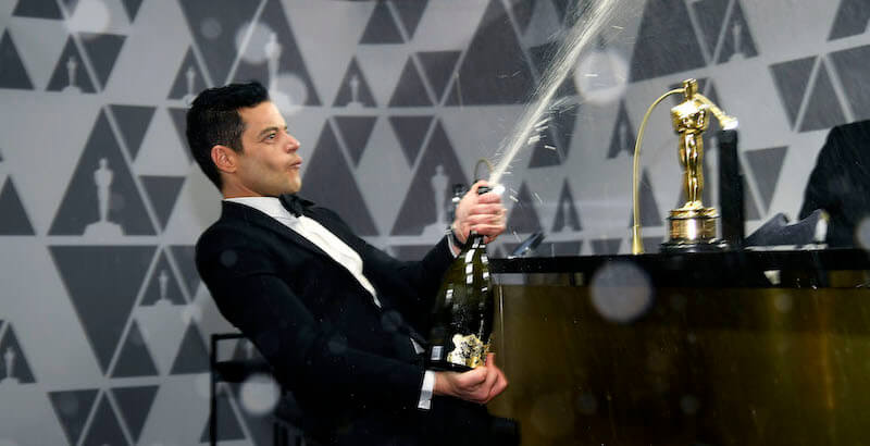 Rami Malek stappa lo champagne