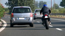 viaggio-in-moto-caricare-cellulare