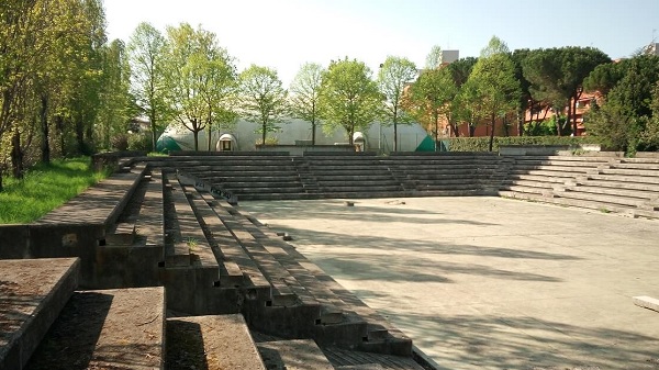 Play Time Fano, un paradiso sportivo in degrado, foto dell'anfiteatro abbandonato