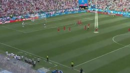 Panama-Inghilterra, calciatore cerca di segnare mentre gli inglesi festeggiano il gol