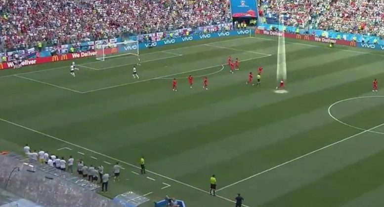 Panama-Inghilterra, calciatore cerca di segnare mentre gli inglesi festeggiano il gol