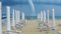 Una grande tromba d'aria si è abbattuta sul lungomare romagnolo, a Cattolica nel giugno 2018