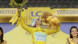 Vincenzo Nibali con la maglia gialla al Tour de France 2014