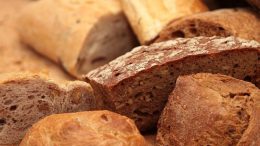 Produzione di pane in una filiera produttiva