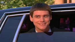 Jim Carrey nel film Scemo più Scemo