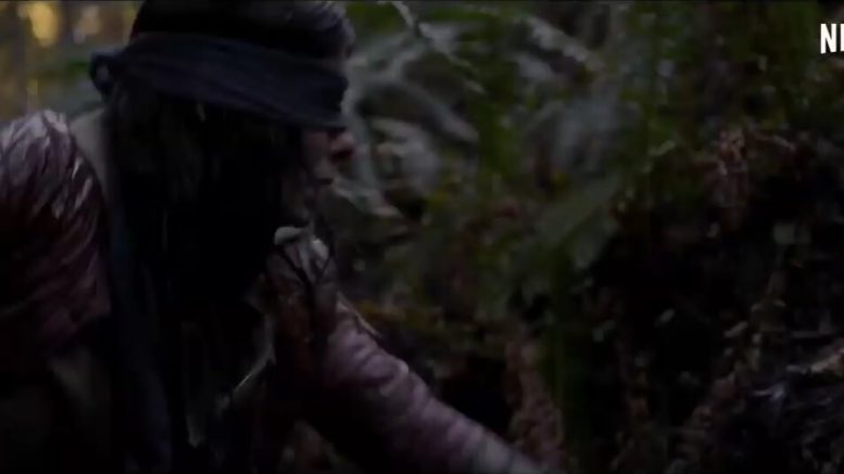 Bird Box, Malorie nel bosco con gli occhi coperti da una benda