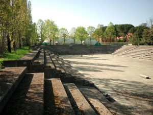 Il campo in cemento in stile anfiteatro presente al Play Time in completo abbandono
