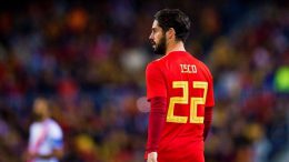 ISCO con il numero 22 della Spagna, maglia rossa