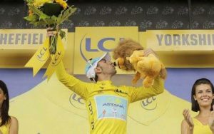 Vincenzo Nibali con la maglia gialla al Tour de France 2014