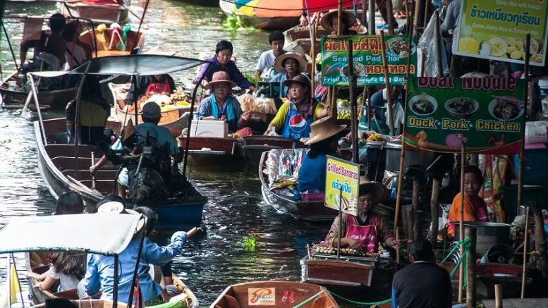 Mercato galleggiante di Amphawa in Thailandia